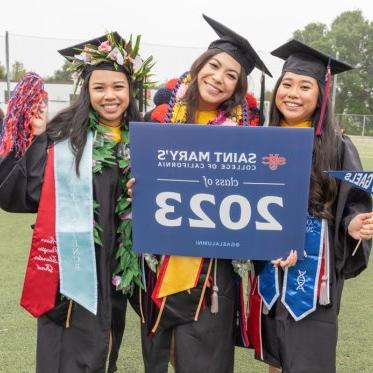 即将毕业的学生举着标语，上面写着加州十大正规网赌平台2023届毕业生 